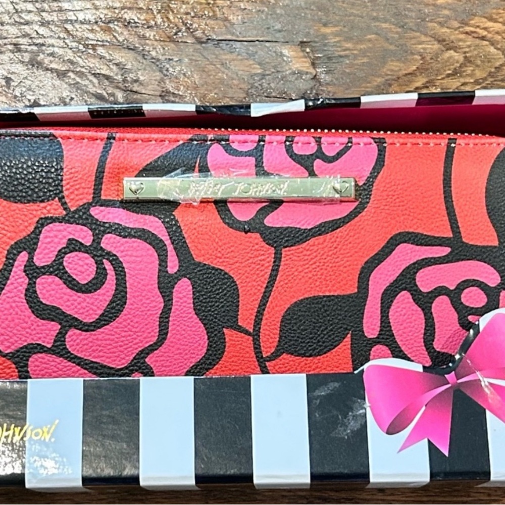 Betsey Johnson NIB Vibrant Pink and Black Rose Clutch. VERY GIFTSBLR
